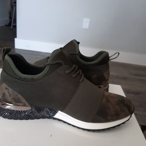 Camo Sneakers Women's size 10 fits like a 9 New